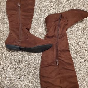 Womens size 8 Brown boots/ never worn